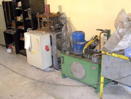 Perforator do dziurkowania kątownika PCV z zasilaczem